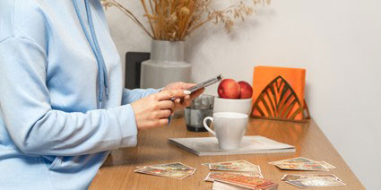 悩みや不安を抱える人が活用すべきツール「電話占い」