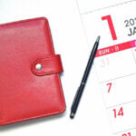 赤い手帳とカレンダー