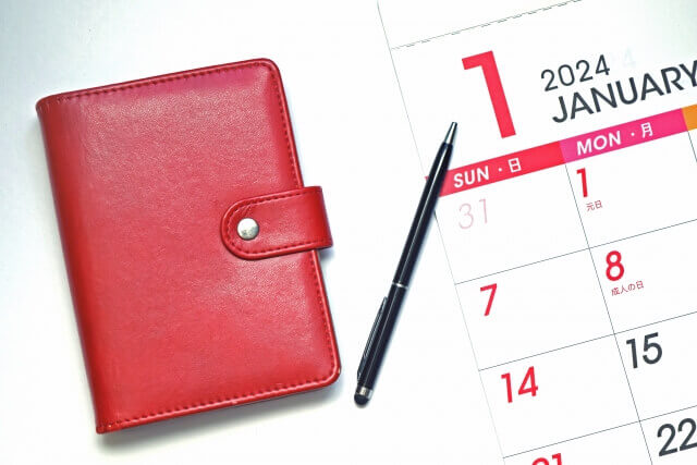 赤い手帳とカレンダー