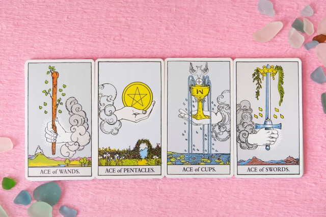 人物が描かれる数札は人間の営みの象徴~人物が描かれていない数札は?