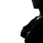 悪口を言う女性