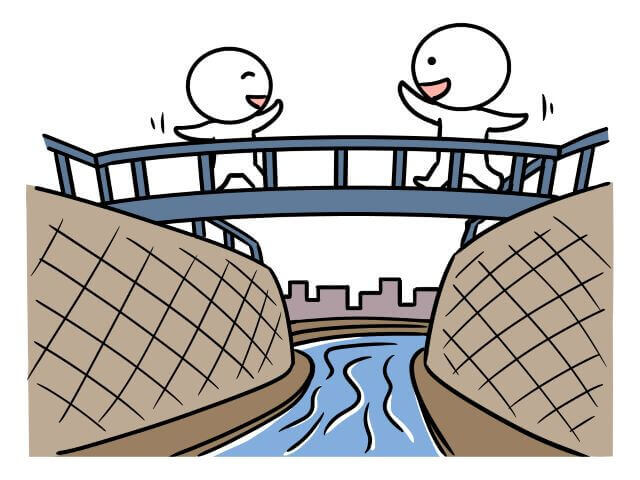 修理された橋の上であいさつする人