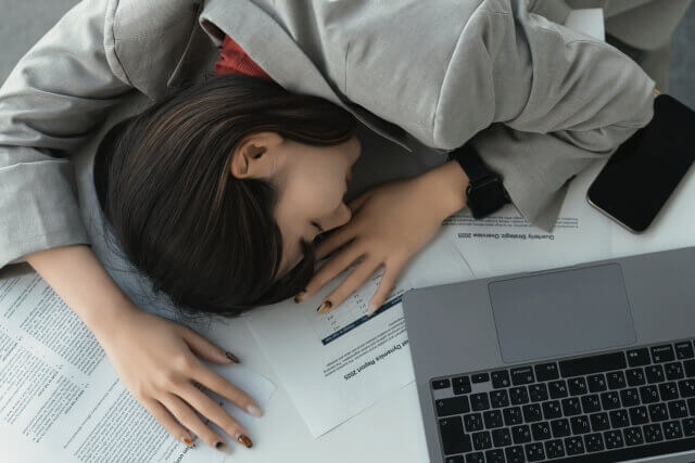 仕事に疲れた女性