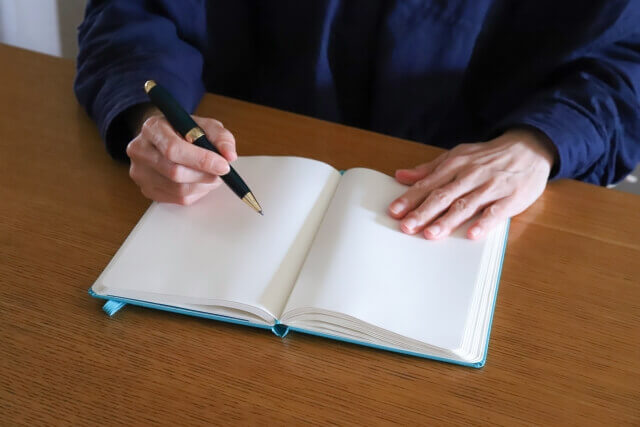 日記を書く女性