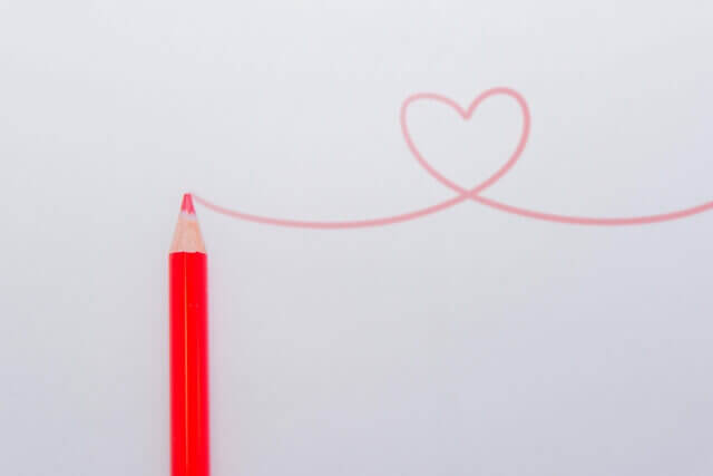 赤い鉛筆で描かれたハート