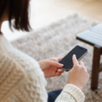 スマホで連絡を取る女性