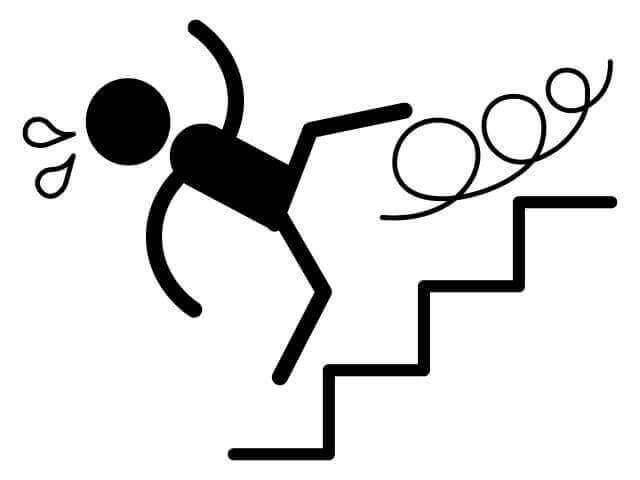 階段から転がり落ちる人