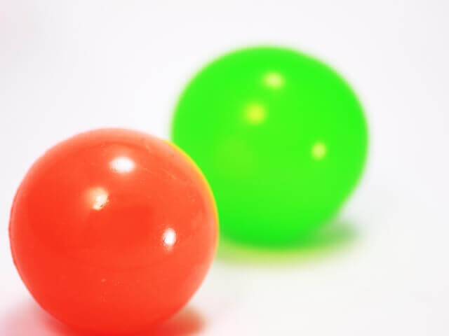 赤と緑のゴムボール