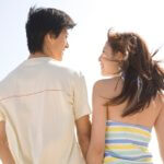 見つめ合うカップル